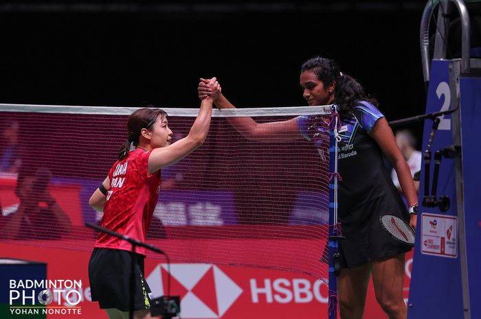 Tunggal putri terbaik India, PV Sindhu (kanan) bersalaman dengan Nozomi Okuhara (Jepang) setelah terhenti di laga perdana pada babak 32 besar Kejuaraan Arena, Kopenhagen, Denmark, Selasa (22/8/2023).