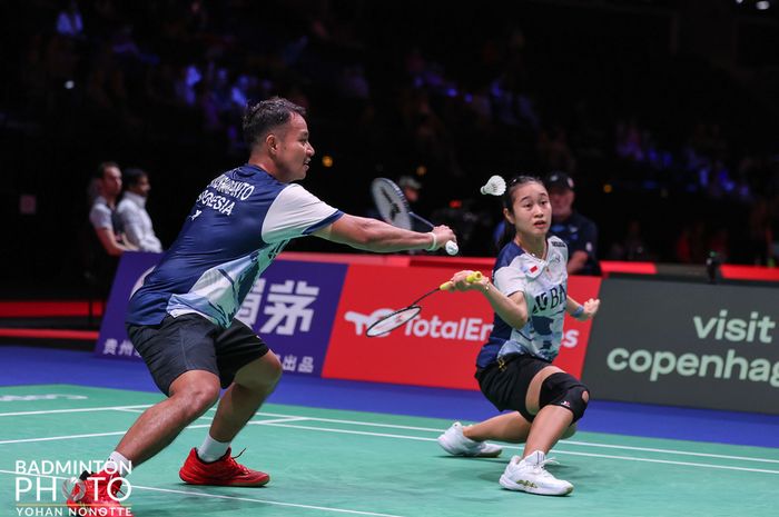 Aksi ganda campuran Indonesia, Rehan Naufal Kusharjanto/Lisa Ayu Kusumawati yang didampingi Herry IP, pada babak 32 besar Kejuaraan Dunia 2023, di Roral Arena, Kopenhagen, Denmark, Rabu (23/8/2023).