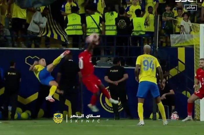 Momen salto brilian Cristiano Ronaldo yang digagalkan tangan pemain lawan dalam duel Al Nassr vs Shabab Al Ahli di play-off Liga Champions Asia 2023-2024.