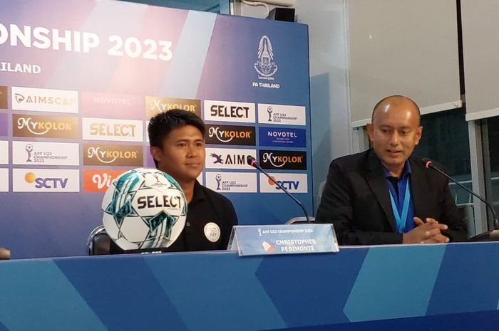 Pelatih Filipina, Christian Pedimonte saat sesi konferensi pers pasca kalah dari Vietnam di Piala AFF U-23 2023, Selasa (22/8/2023).