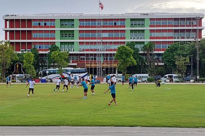 Timnas U-23 Indonesia berlatih di Lapangan IRPC Technology College, pada Selasa (22/8/2023).