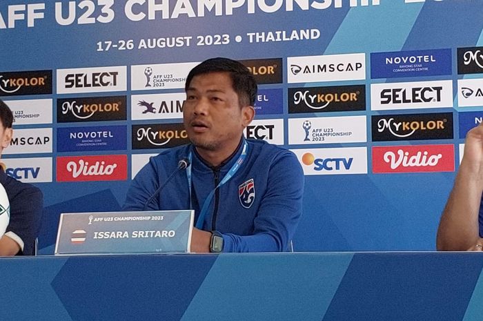 Pelatih timnas U-23 Thailand Issara Sritaro di konferensi pers jelang laga semifinal Piala AFF U-23 2023 lawan Indonesia di Rayong Provincial Stadium, Rabu (23/8/2023).