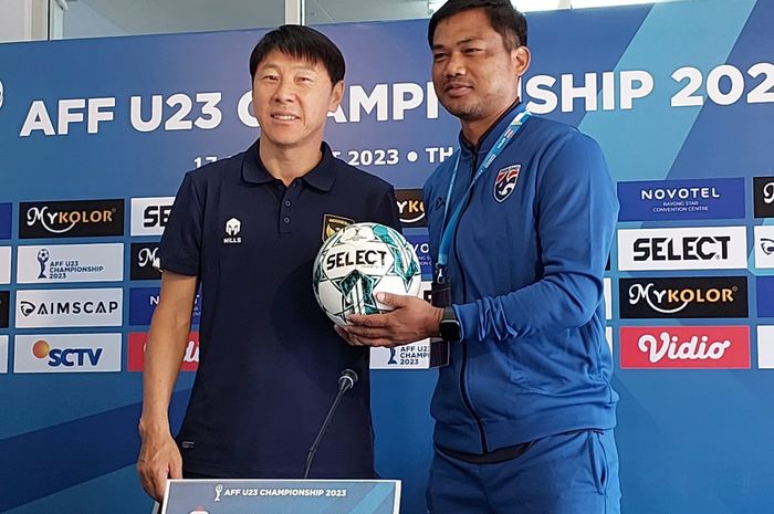 Pelatih timnas U-23 Indonesia, Shin Tae-yong dan pelatih Thailand Issara Sritaro di konferensi pers jelang laga semifinal Piala AFF U-23 2023 di Rayong Provincial Stadium, Rabu (23/8/2023).