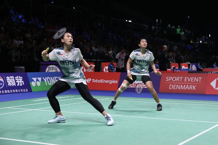 Ganda putri Indonesia, Febriana Dwipuji Kusuma/Amalia Cahaya Pratiwi saat beraksi melawan Margot Lambert/Anne Tran (Prancis) pada babak 32 besar Kejuaraan Dunia 2023, di Royal Arena, Kopenhagen, Denmark, Rabu (23/8/2023)