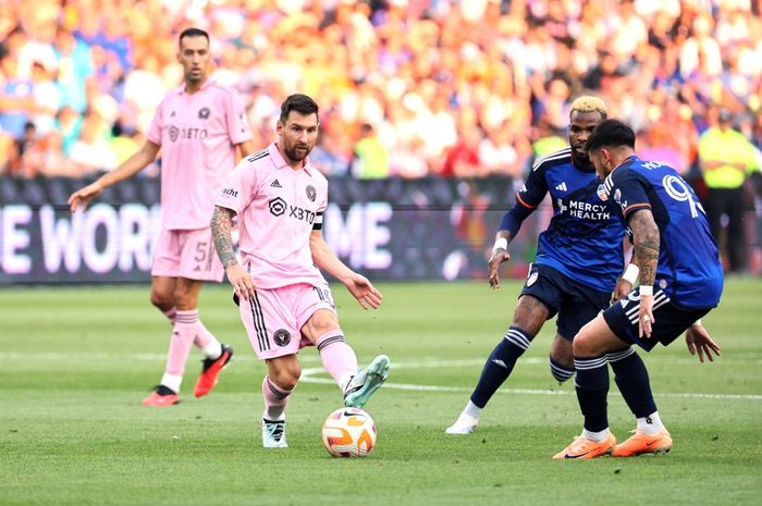 Aksi Lionel Messi dalam laga semifinal US Open Cup 2023 antara FC Cincinnati dan Inter Miami di TQL Stadium, Rabu (23/8/2023).