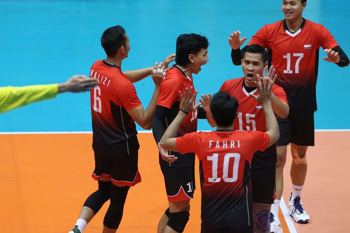 Timnas voli putra Indonesia saat tampil di babak 12 besar Kejuaraan Voli Asia 2023 di Gadhir Arena, Urmia, Iran, Rabu (23/8/2023).