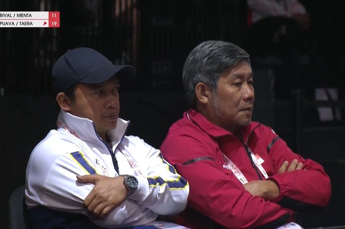 Pelatih Herry IP (kanan) dan Amon Sunaryo (kiri) saat sedang mendampingi ganda campuran Indonesia, Rinov Rivaldy/Pitha Haningtyas Mentari pada babak 16 besar Kejuaraan Dunia 2023, di Royal Arena, Kopenhagen, Denmark, Kamis (24/8/2023).