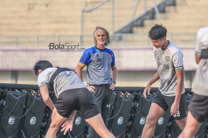 Pelatih Dewa United, Jan Olde Riekerink, sedang memantau para pemainnya berlatih di Stadion Indomilk Arena, Tangerang, Banten, Kamis (24/8/2023).