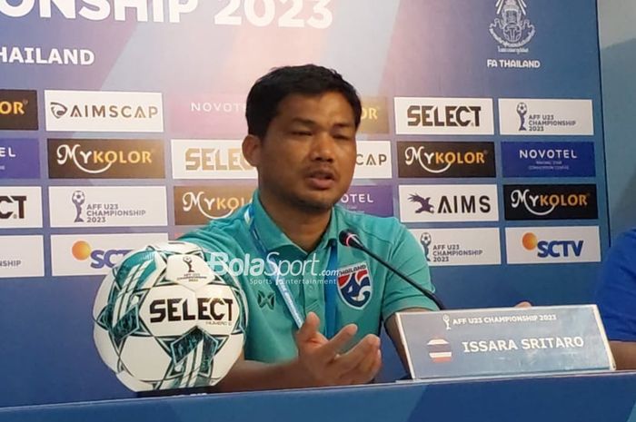 Pelatih timnas U-23 Thailand, Issara Sritaro, sedang memberikan keterangan dalam sesi jumpa pers di Rayong Provincial Stadium, Thailand pada Kamis (24/8/2023).