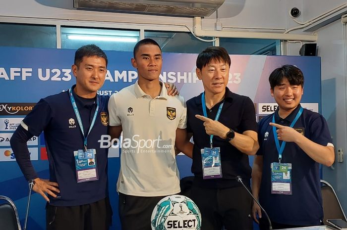 Pelatih timnas U-23 Indonesia, Shin Tae-yong (kanan), sedang berfoto dengan pemainnya bernama Muhammad Ferarri (kiri) serta sejumlah asisten pelatihnya di Rayong Provincial Stadium, Thailand pada Kamis (24/8/2023).