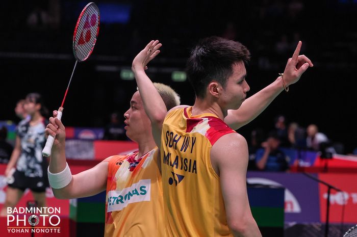 Pasangan ganda putra juara dunia, Aaron Chia/Soh Wooi Yik (Malaysia) berselebrasi usai memenangi babak 32 besar Kejuaraan Dunia 2023, di Royal Arena, Kopenhagen, Denmark, Rabu (23/8/2023).