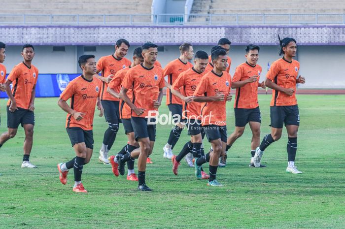 Sejumlah pemain Persija seperti Ilham Rio Fahmi, Hansamu Yama Pranata, Dony Tri Pamungkas, Oliver Bias, Rayhan Hannan, Witan Sulaeman, dan Akbar Arjunsyah di Stadion Indomilk Arena, Tangerang, Banten, Kamis (24/8/2023).