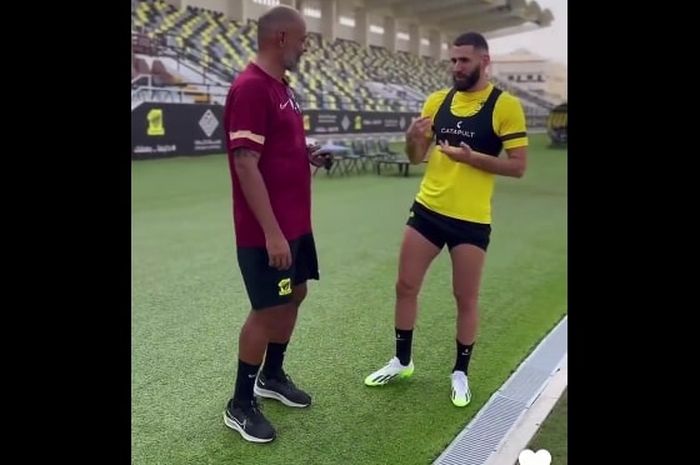 Baru 2 bulan gabung Al Ittihad, Karim Benzema (kanan) dilaporkan terlibat konflik dengan pelatih Nuno Espirito Santo hingga membuka rumor dirinya bakal membelot ke klub Cristiano Ronaldo, Al Nassr.