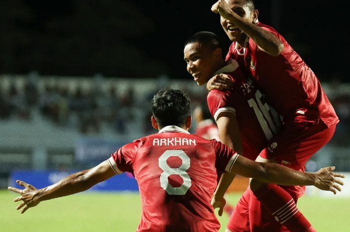 Tiga pemain Timnas U-23 Indonesia selebrasi berkat kemenangan meyakinkan atas tuan rumah Thailand dalam semifinal Piala AFF U-23 2023 di Rayong, Thailand, Kamis (24/8/2023) malam.