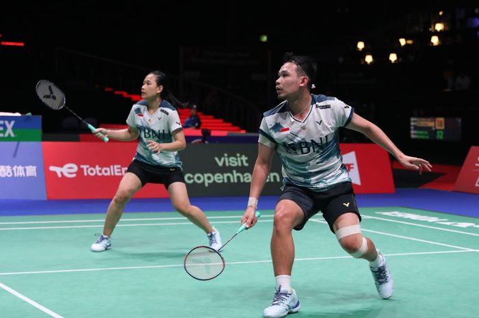 Rinov Rivaldy/Pitha Haningtyas Mentari saat berlaga di babak 16 besar Kejuaraan Dunia 2023 di Royal Arena, Kopenhagen, Denmark, Kamis (24/8/2023)