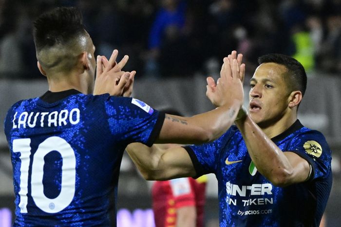 Alexis Sanchez (kanan) kembali berpartner dengan Lautaro Martinez setelah direkrut Inter Milan dari Marseille, sedangkan klub melepas Joaquin Correa ke klub Prancis itu.