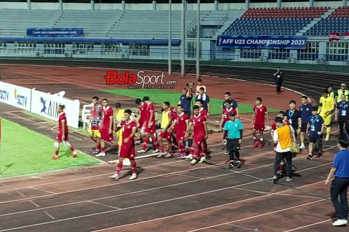 Skuat timnas U-23 Indonesia sedang menghampiri suporter setelah meraih kemenangan pada semifinal Piala AFF U-23 2023 di Rayong Provincial Stadium, Thailand pada Kamis (24/8/2023).