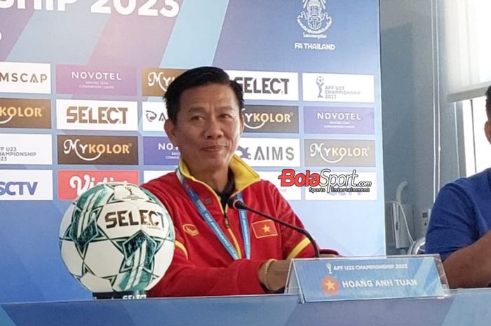 Pelatih timnas U-23 Vietnam, Hoang Anh Tuan, saat sesi jumpa pers jelang final Piala AFF U-23 2023 di Rayong Provincial Stadium, Thailand, Jumat (25/8/2023).