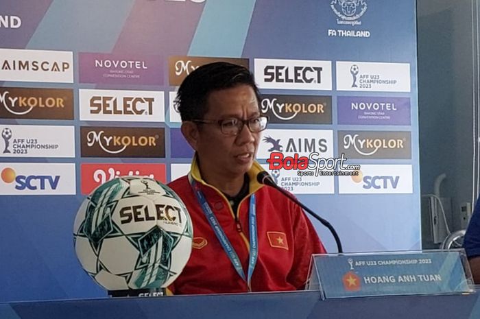 Pelatih timnas U-23 Vietnam, Hoang Anh Tuan, saat sesi jumpa pers jelang final Piala AFF U-23 2023 di Rayong Provincial Stadium, Thailand, Jumat (25/8/2023).