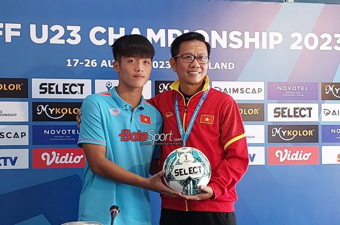 Pelatih timnas U-23 Vietnam, Hoang Anh Tuan (kanan), sedang berfoto bersama dengan pemainnya bernama Nguyen Quoc Viet (kiri) saat sesi jumpa pers jelang final Piala AFF U-23 2023 di Rayong Provincial Stadium, Thailand, Jumat (25/8/2023).