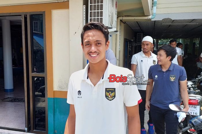 Sejumlah pemain timnas U-23 Indonesia diantaranya Haykal Alhafiz (kiri) membeberkan kondisinya seusai disikut pemain Vietnam Nguyen Hong Phuc.