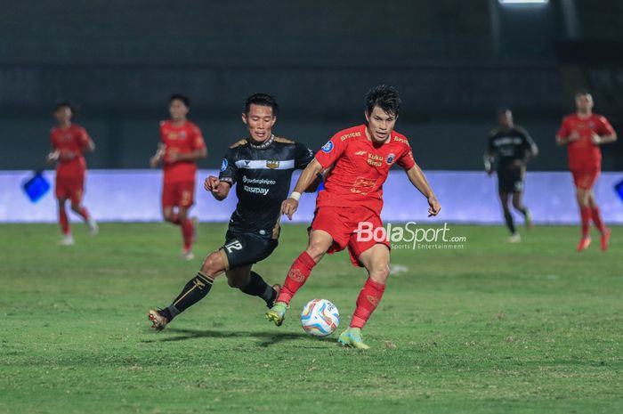 Ryo Matsumura (kanan) sedang menguasai bola dan dibayangi Henhen Herdiana (kiri) saat berlaga dalam laga pekan ke-10 Liga 1 2023 antara Dewa United FC versus Persija Jakarta di Stadion Indomilk Arena, Tangerang, Banten, Jumat (25/8/2023).