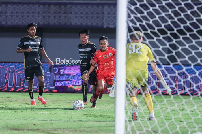 Rayhan Hannan (kanan) sedang menguasai bola dan dibayangi Henhen Herdiana (kiri) dalam laga pekan ke-10 Liga 1 2023 antara Dewa United FC versus Persija Jakarta di Stadion Indomilk Arena, Tangerang, Banten, Jumat (25/8/2023).