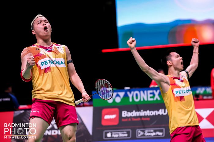 Ganda putra Malaysia, Aaron Chia/Soh Wooi Yik berselebrasi usai melangkah ke perempat final Kejuaraan Dunia 2023