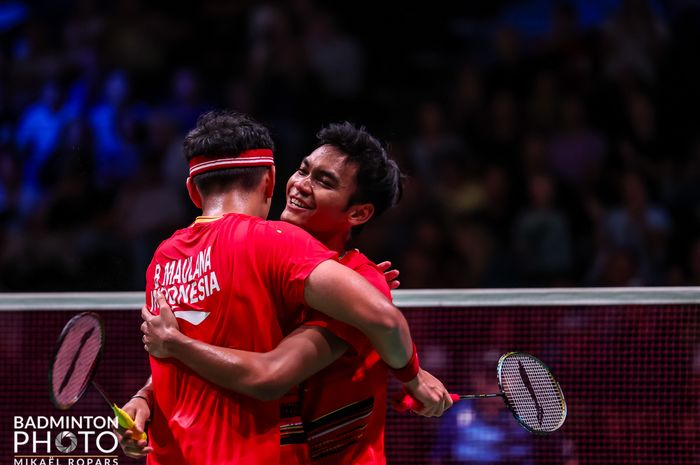 Ganda putra Indonesia, Muhammad Shohibul Fikri/Bagas Maulana, berpelukan usai berhasil melaju ke babak perempat final Kejuaraan Dunia 2023, Kamis, 24 Agustus 2023