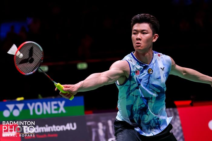 Aksi tunggal putra Malaysia, Lee Zii Jia, saat tampil pada babak 16 besar Kejuaraan Dunia 2023, di Royal Arena, Kopenhagen, Denmark, Kamis (25/8/2023).