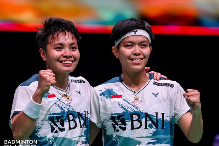 Apriyani Rahayu/Siti Fadia Silva Ramadhanti berpose usai tundukkan Yuki Fukushima/Sayaka Hirota pada perempat final Kejuaraan Dunia 2023 di Royal Arena, Kopenhagen, Denmark, Jumat (25/8/2023).