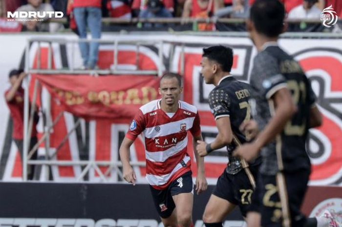 Suasana pertandingan Madura United versus Bhayangkara FC dalam pertandingan pekan ke-10 Liga 1 2023-2024.