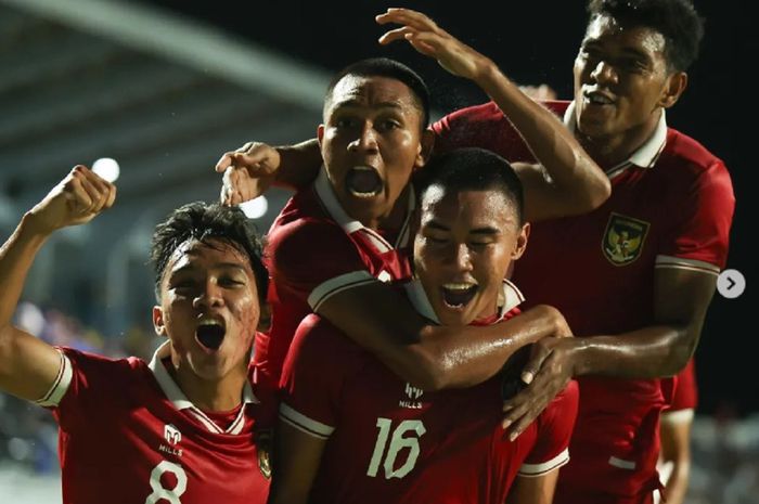 Para pemain Timnas U-23 Indonesia selebrasi lolos ke final seusai melumat tuan rumah Thailand dalam semifinal Piala AFF U-23 2023 di Rayong, Thailand, Kamis (24/8/2023) malam.