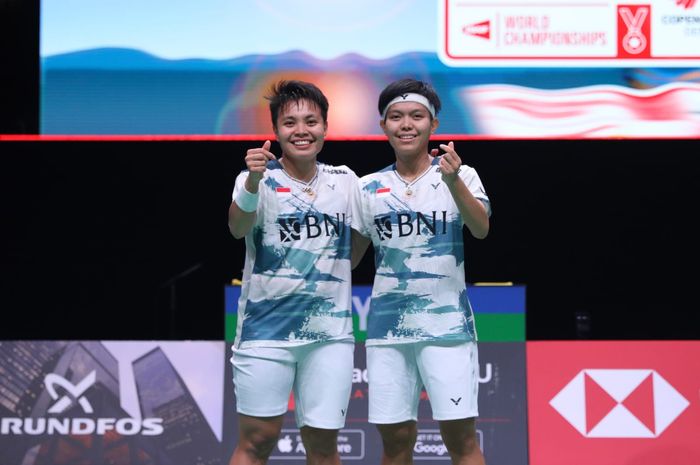 Selebrasi ganda putri Indonesia, Apriyani Rahayu/Siti Fadia Silva Ramadhanti usai lolos ke semifinal Kejuaraan Dunia 2023, Jumat (25/8/2023)