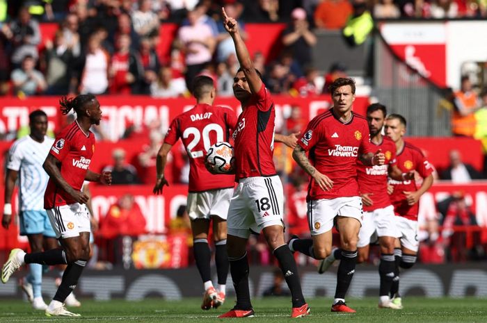 Gelandang Manchester United asal Brasil, Casemiro (18), merayakan bersama rekan satu timnya setelah mencetak gol penyeimbang timnya selama pertandingan sepak bola Liga Premier Inggris antara Manchester United dan Nottingham Forest di Old Trafford pada 26 Agustus 2023