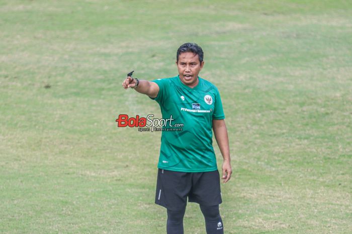 Pelatih timnas U-17 Indonesia, Bima Sakti (tengah), sedang memberikan intruksi kepada para pemainnya saat berlatih di Lapangan A, Senayan, Jakarta, Sabtu (26/8/2023).