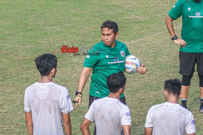 Pelatih timnas U-17 Indonesia, Bima Sakti (tengah), sedang memberikan intruksi kepada para pemainnya saat berlatih di Lapangan A, Senayan, Jakarta, Sabtu (26/8/2023).