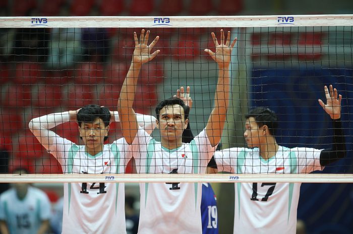 Pebola voli putra Indonesia, dari kiri: Farhan Halim, Hendra Kurniawan, dan Agil Angga Anggara saat tampil pada Kejuaraan Voli Asia 2023