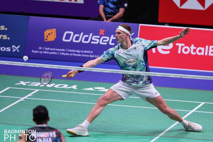 Pebulu tangkis tunggal putra nomor satu dunia, Viktor Axelsen, dalam pertandingan melawan jawara India, Prannoy H.S pada babak perempat final Kejuaraan Dunia 2023