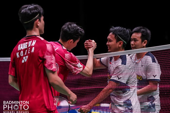 Ganda Putra Indonesia, Mohammad Ahsan/Hendra Setiawan, bersalaman usai pertandingan melawan wakil Korea Selatan, Kang Min-hyuk/Seo Seung-jae, pada babak perempat final Kejuaraan Dunia 2023