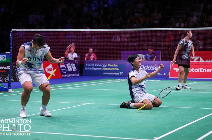 Ganda putri Indonesia, Apriyani Rahayu/Siti Fadia Silva Ramadhanti berselebrasi usai kalahkan Kim So-yeong/Kong Hee-yong (Korea Selatan), pada semifinal Kejuaraan Dunia 2023 di Royal Arena, Kopenhagen, Denmark, Sabtu (26/8/2023).