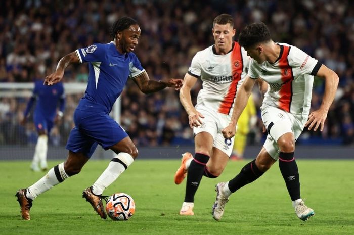 Aksi Raheem Sterling dalam laga Chelsea versus Luton TOwn pada lanjutan Liga Inggris 2023-2024.