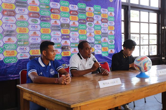 Pelatih PSIM Yogyakarta, Kas Hartadi pada konferensi pers jelang laga uji coba lawan Persekat di Monumen PSSI, Yogyakarta, Sabtu (26/8/2023)