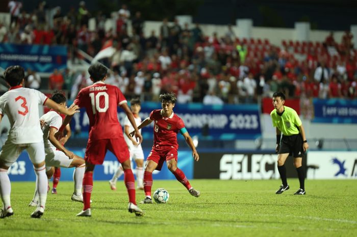 Bek timnas U-23 Indonesia, Alfeandra Dewangga (kanan), sedang menguasai bola dalam laga final Piala AFF U-23 2023 melawan timnas U-23 Vietnam di Rayong Province Stadium, Thailand, Sabtu (26/8/2023).