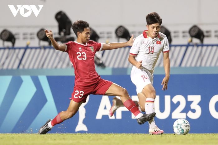 Pemain Timnas U-23 Indonesia, Rifky Dwi Septiawan, mencoba mrebut bola dari kaki pemain Timnas U-23 Vietnam di laga final Piala AFF U-23 2023.