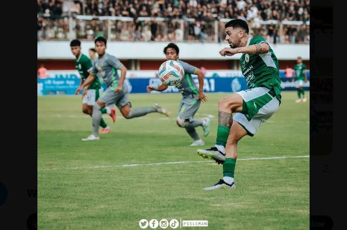 Suasana pertandingan PSS Sleman versus Persebaya Surabaya di laga pekan ke-10 Liga 1 2023-2024.