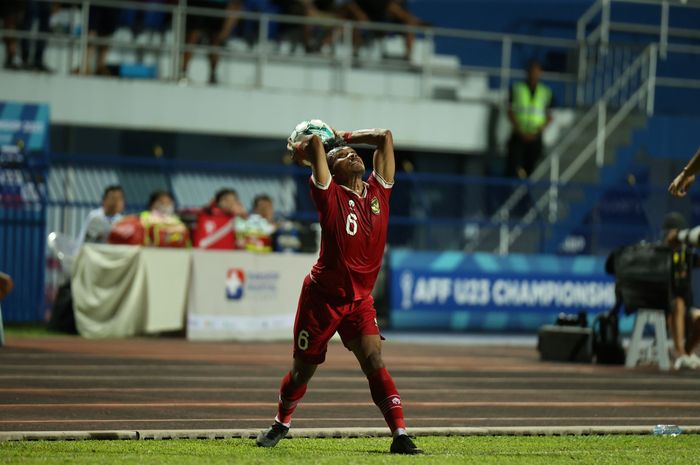 Pemain timnas U-23 Indonesia, Robi Darwis saat memamerkan lemparan ke dalam saat melawan Thailand di semifinal Piala AFF U-23 2023, Kamis (24/8/2023).