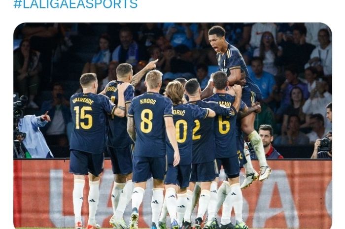 Gelandang Real Madrid, Jude Bellingham (paling tinggi), diangkat oleh rekan setimnya usai mencetak gol ke gawang Celta Vigo pada laga pekan ke-3 Liga Spanyol di Estadio de Balaidos, Sabtu (26/8/2023).