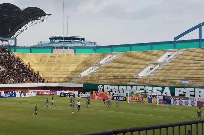 Suasana pertandingan antara PSS Sleman melawan Persebaya Surabaya di Stadion Maguwoharjo, Sleman, Sabtu (26/8/2023).