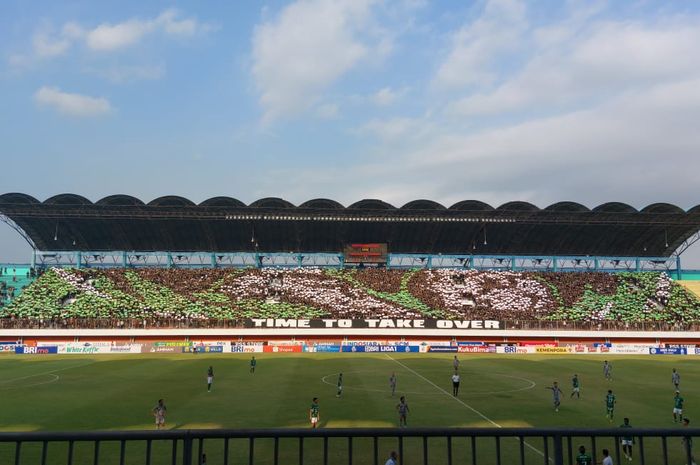 Koreografi suporter PSS Sleman, Brigata Curva Sud, saat pertandingan pekan ke-10 Liga 1 2023/2024 melawan PSS Sleman, Sabtu (26/8/2023).